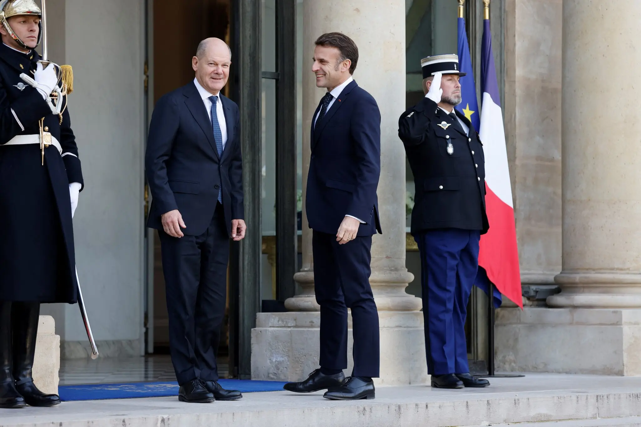 Президент Франції Еммануель Макрон (праворуч) з канцлером Німеччини Олафом Шольцем в Єлисейському палаці в Парижі в понеділок